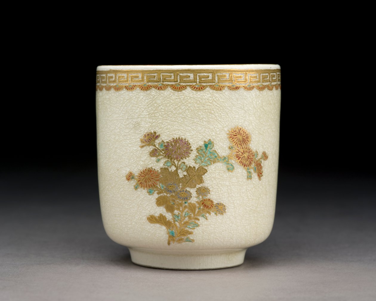 Bägare med krysantemum, Kumamoto-ugnen, Meiji-eran, ca 1900 (keramik) av Tokozan