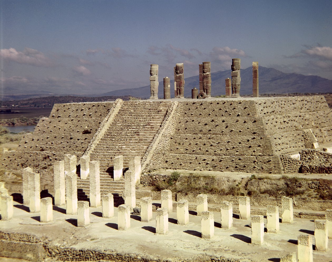 Vy över Pyramid B, precolumbiansk av Toltec