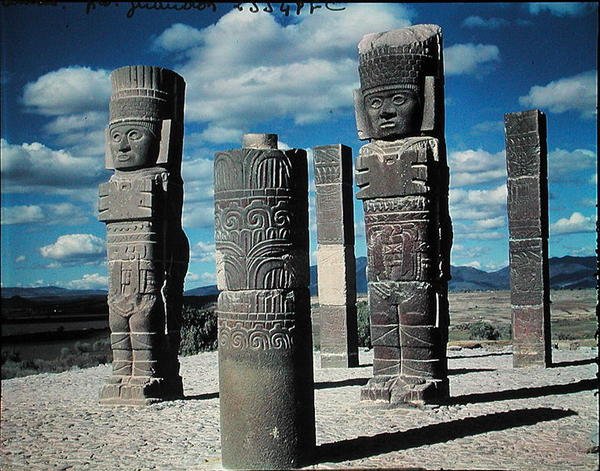 De atlantiska kolonnerna på toppen av Pyramid B, Pre-Columbian av Toltec