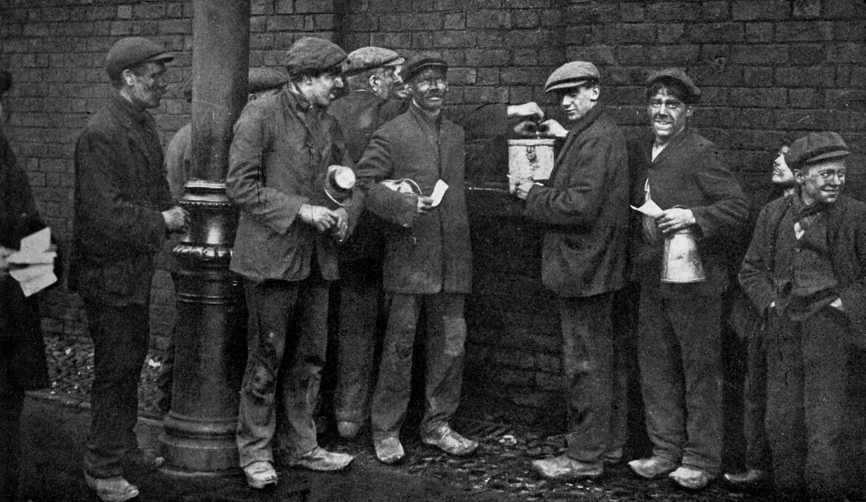 Omröstning för kolstrejken, Wheatsheaf Colliery, Pendlebury, januari 1912, c1920 av Topical Press Agency