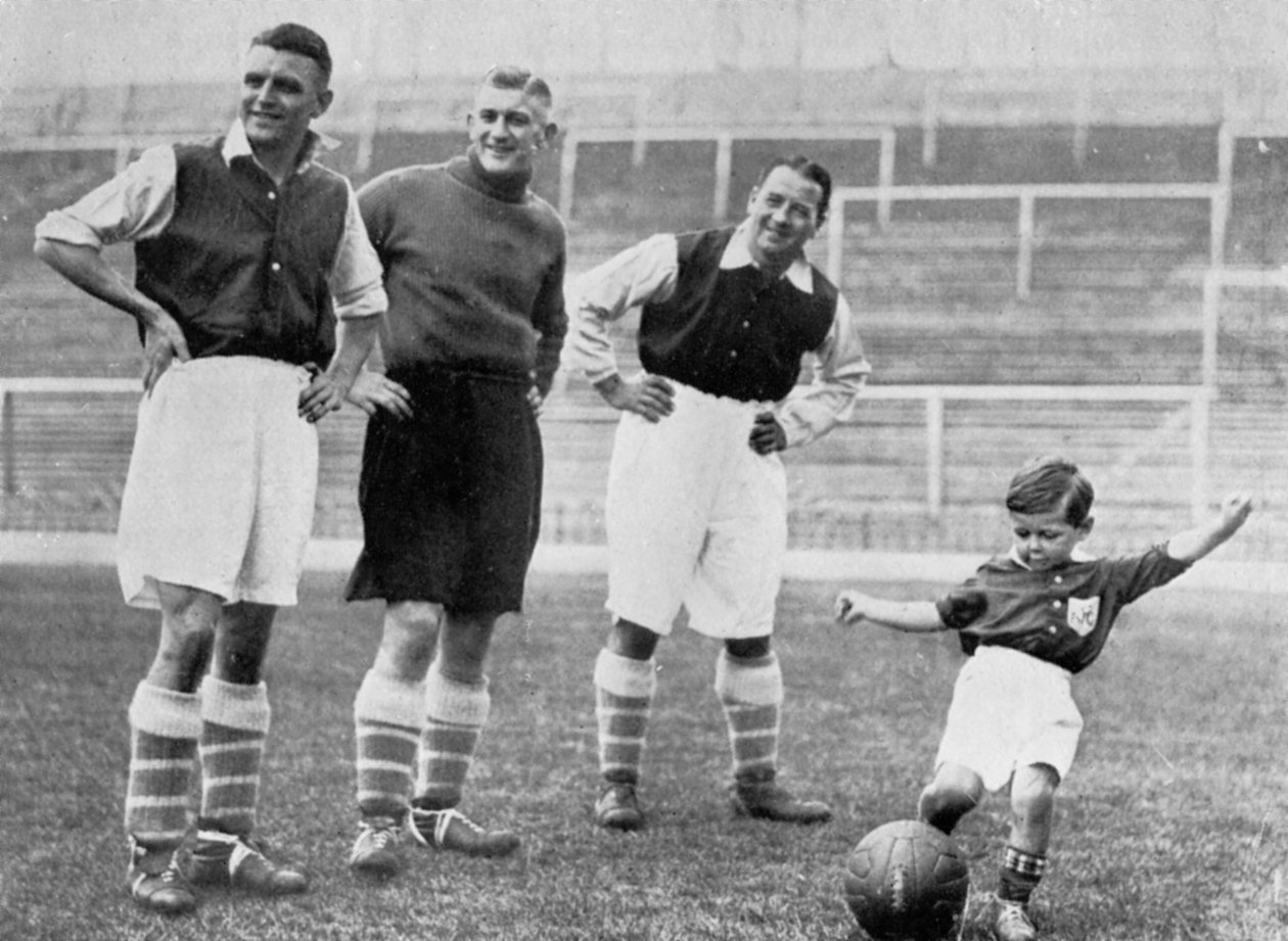 Unge Tony Hapgood visar sina färdigheter på Highbury, London, c1933-c19375 av Topical Press Agency