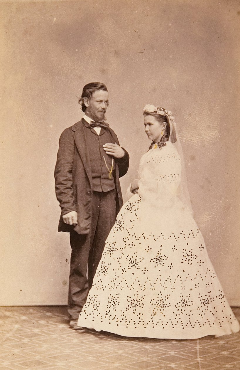Studio porträtt av stående brud och brudgum av Townsend Duryea