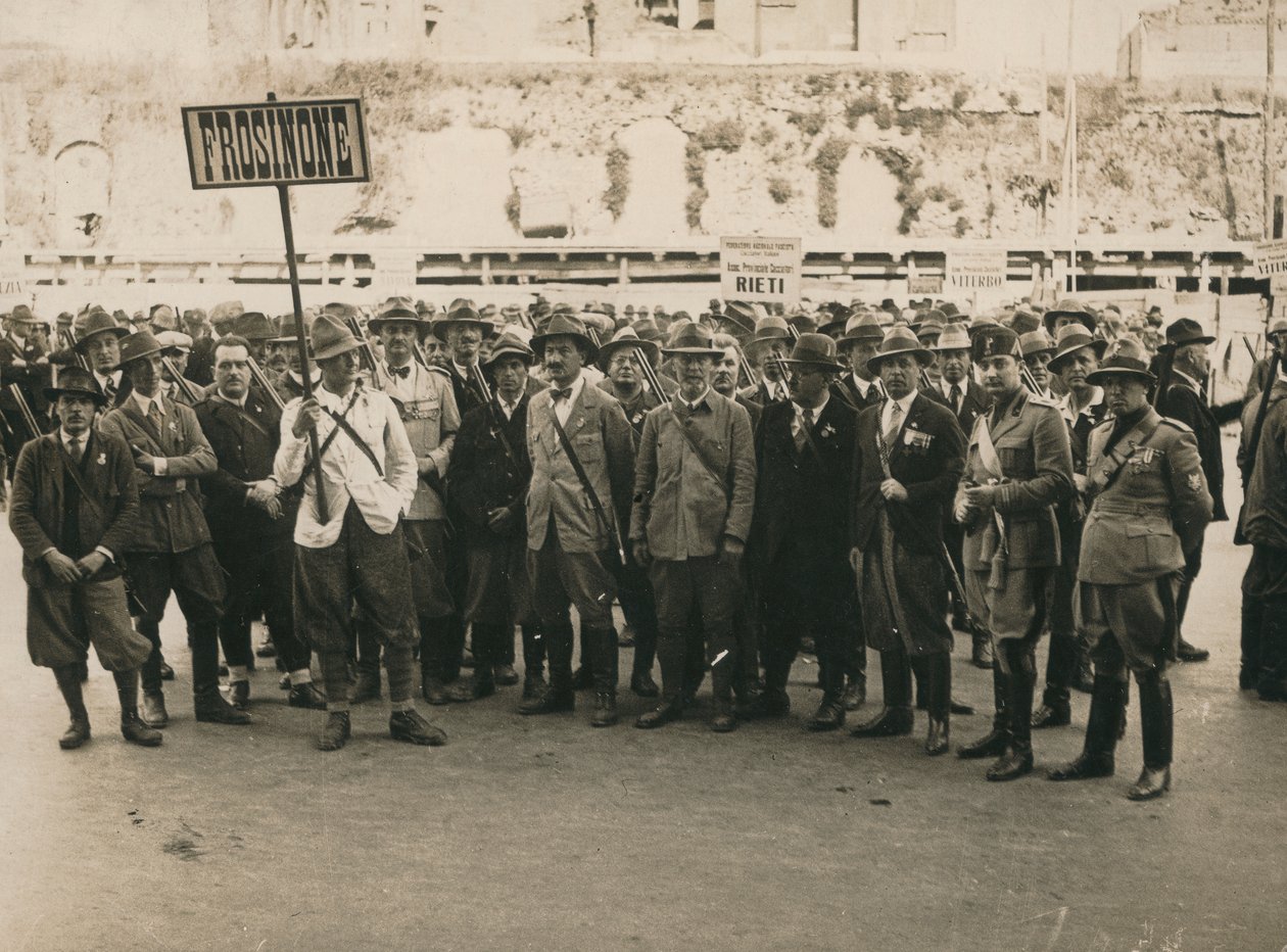 Album "MVSN- Blackshirts": Hunters Frosinone, beväpnade med ett hagelgevär, med två officerare från Militia of Forestry i Neapel (s/v foto) av Troncone Troncone