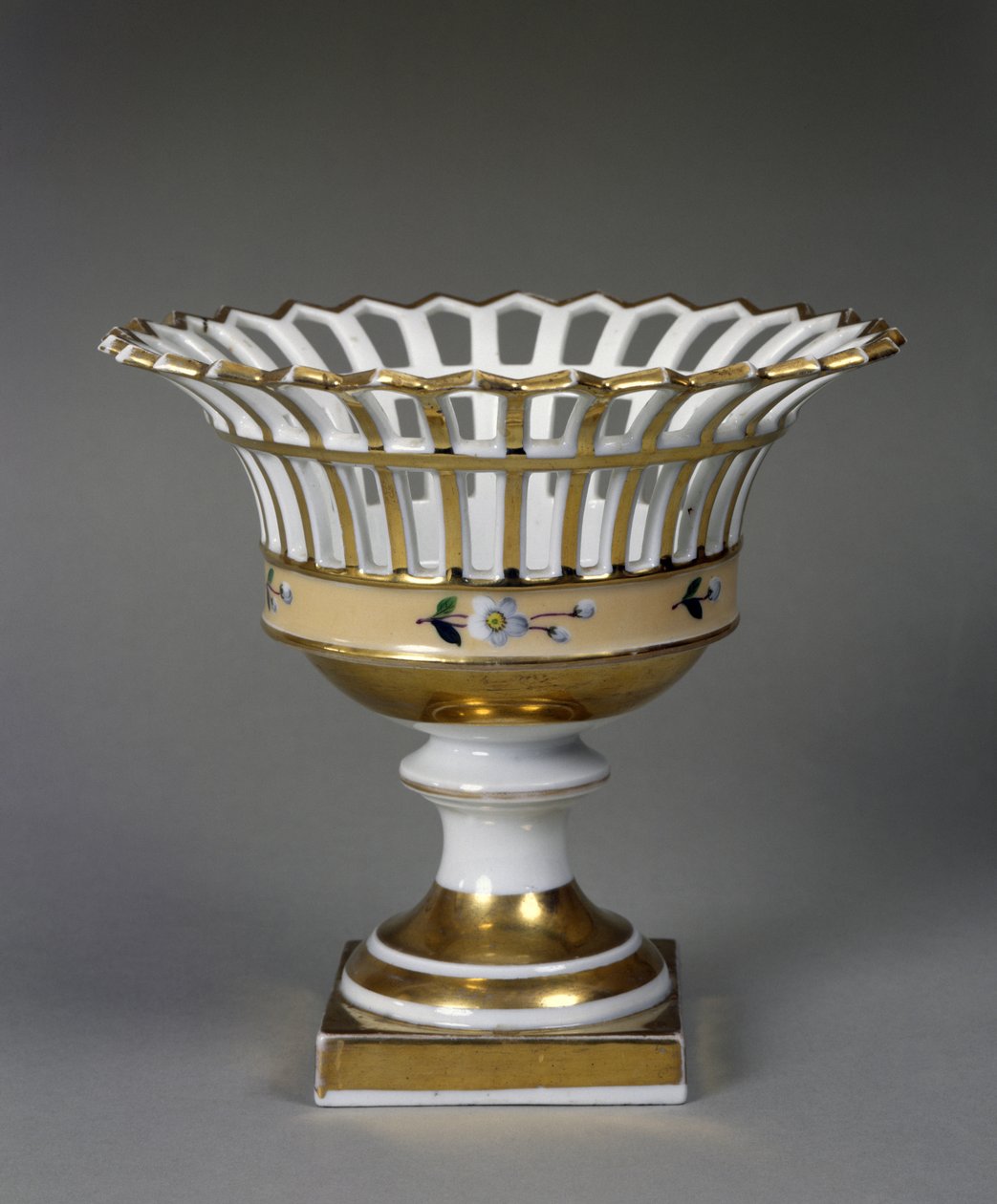Fruktkorg, ca. 1826-1838 (hårdklistrat porslin med emalj och förgyllning) av Tucker China Factory