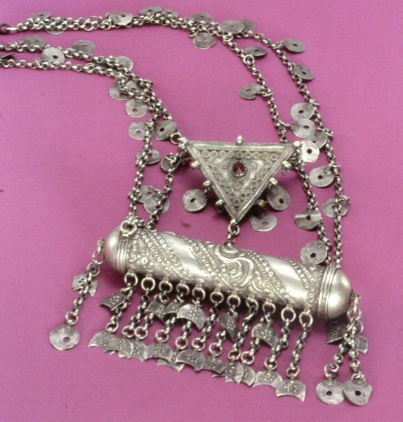 Halsband och amulettfodral (silver) av Turkish School