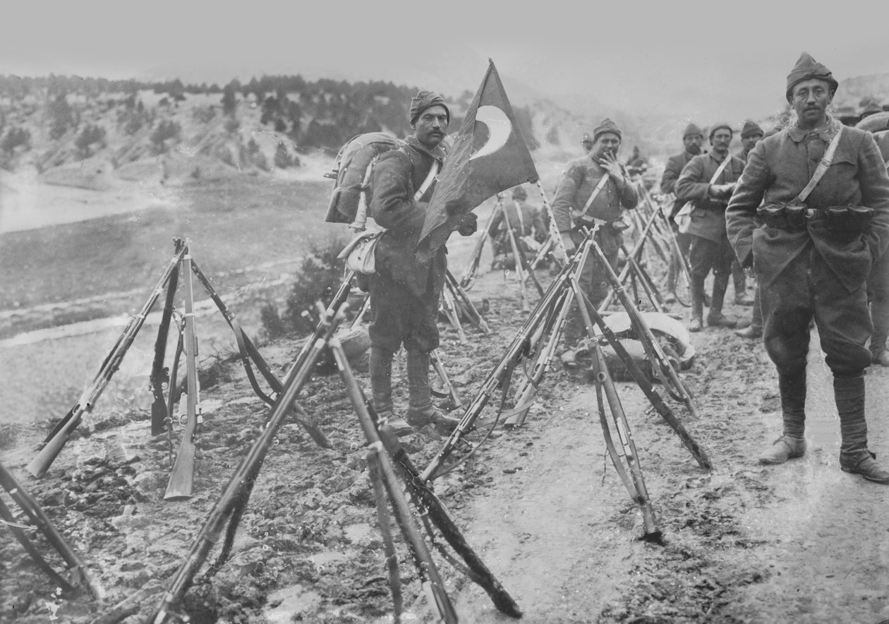 Turkisk infanterikolonn i vila, ca 1914-15 av Turkish Photographer