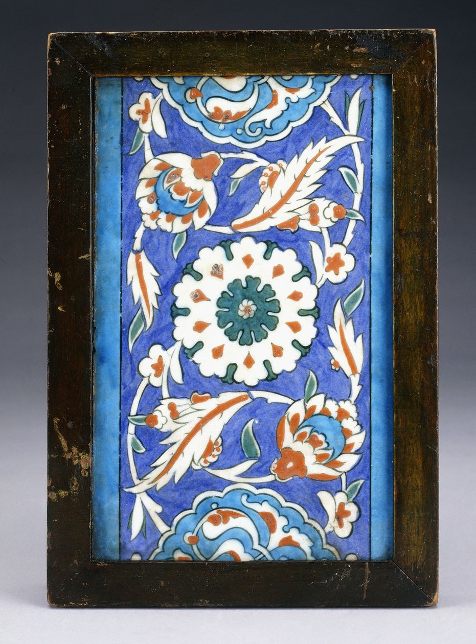 En Iznik-kantbricka, med ett centralt blomhuvud mellan rullande palmett och lummig vinstock, ca 1570 (keramik) av Turkish School