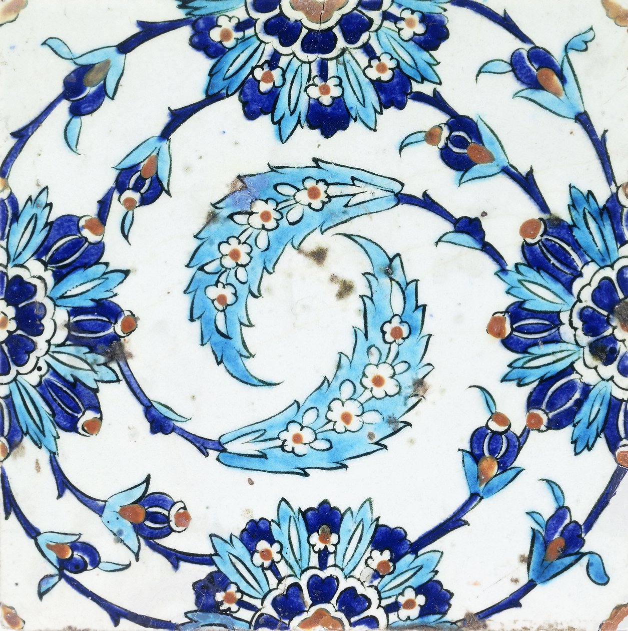 En Iznik keramikplatta, med ett spiralformigt blommotiv, tidigt 1600-tal (keramik) av Turkish School