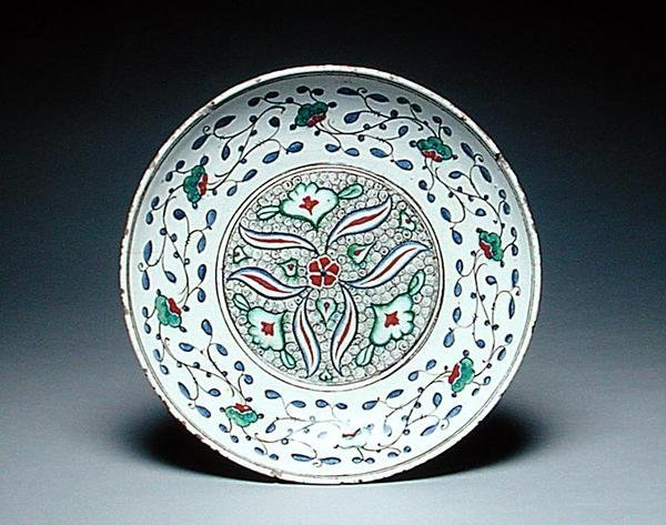 Fat dekorerad med stiliserade blommor, Isnik, sent 1500-tal (lergods) av Turkish School