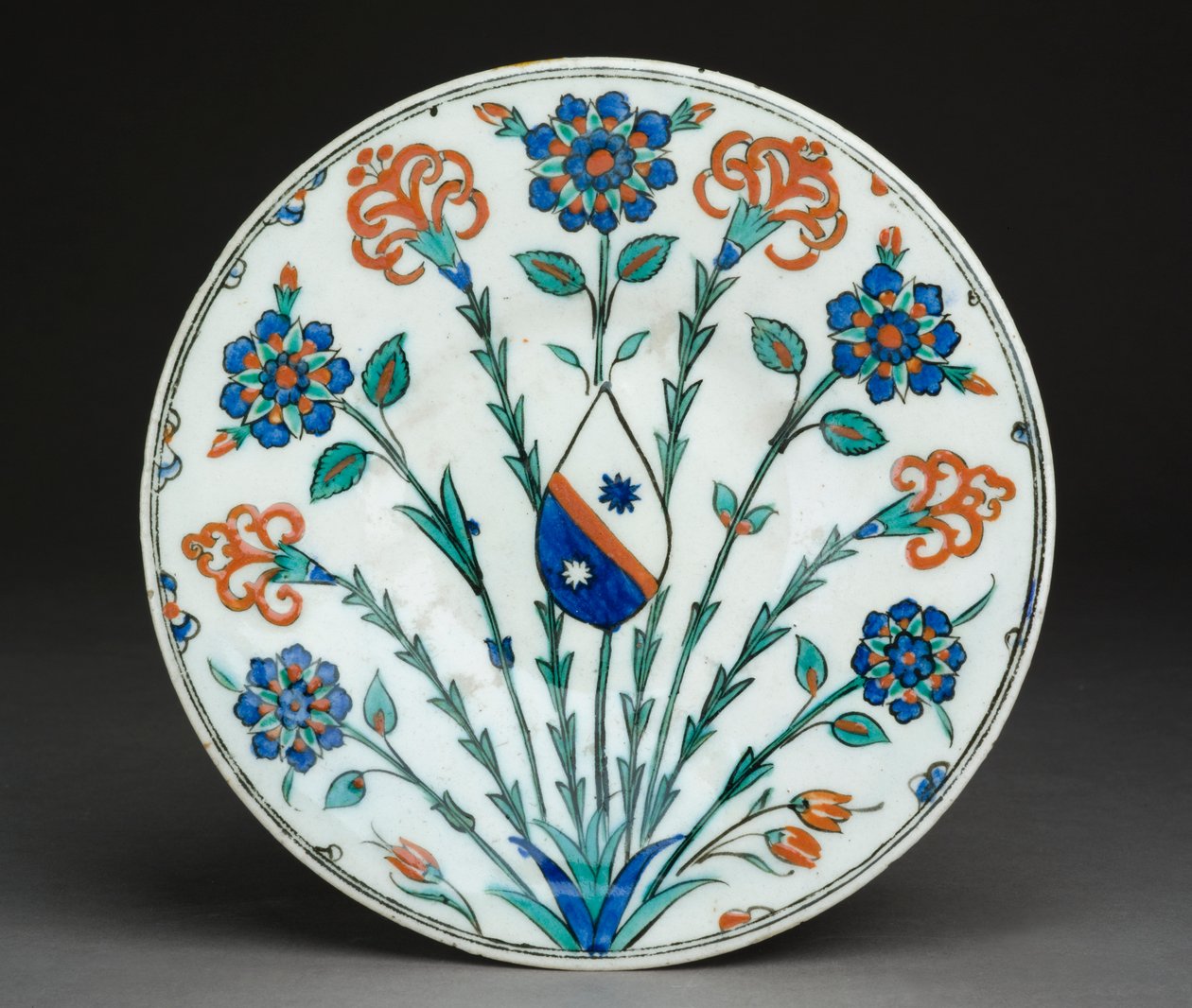Fat med europeiskt vapen, Iznik ware, turkiskt, ca 1570 (stenpasta med polykrom under glasyr) av Turkish School