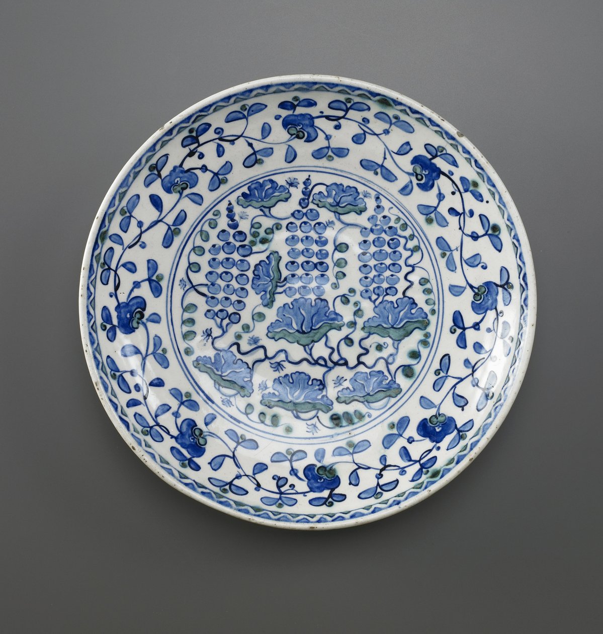 Fat med druvdesign, Iznik, ottomansk dynasti (keramik) av Turkish School