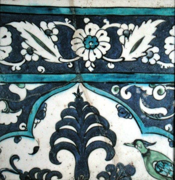 Iznik kakel med blommönster och bård (lergods med färgad underglasyr) av Turkish School