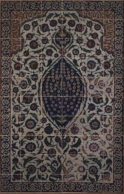 Panel av plattor med tchi molnmönster som omger ett centralt motiv av en vild rosenbuske, från utsidan av entréverandan till Mausoleum of Salim II, Osmanli Sultan av Turkiet, designad av arkitekten Sinan, i Haghia Sophia, Iznik av Turkish School