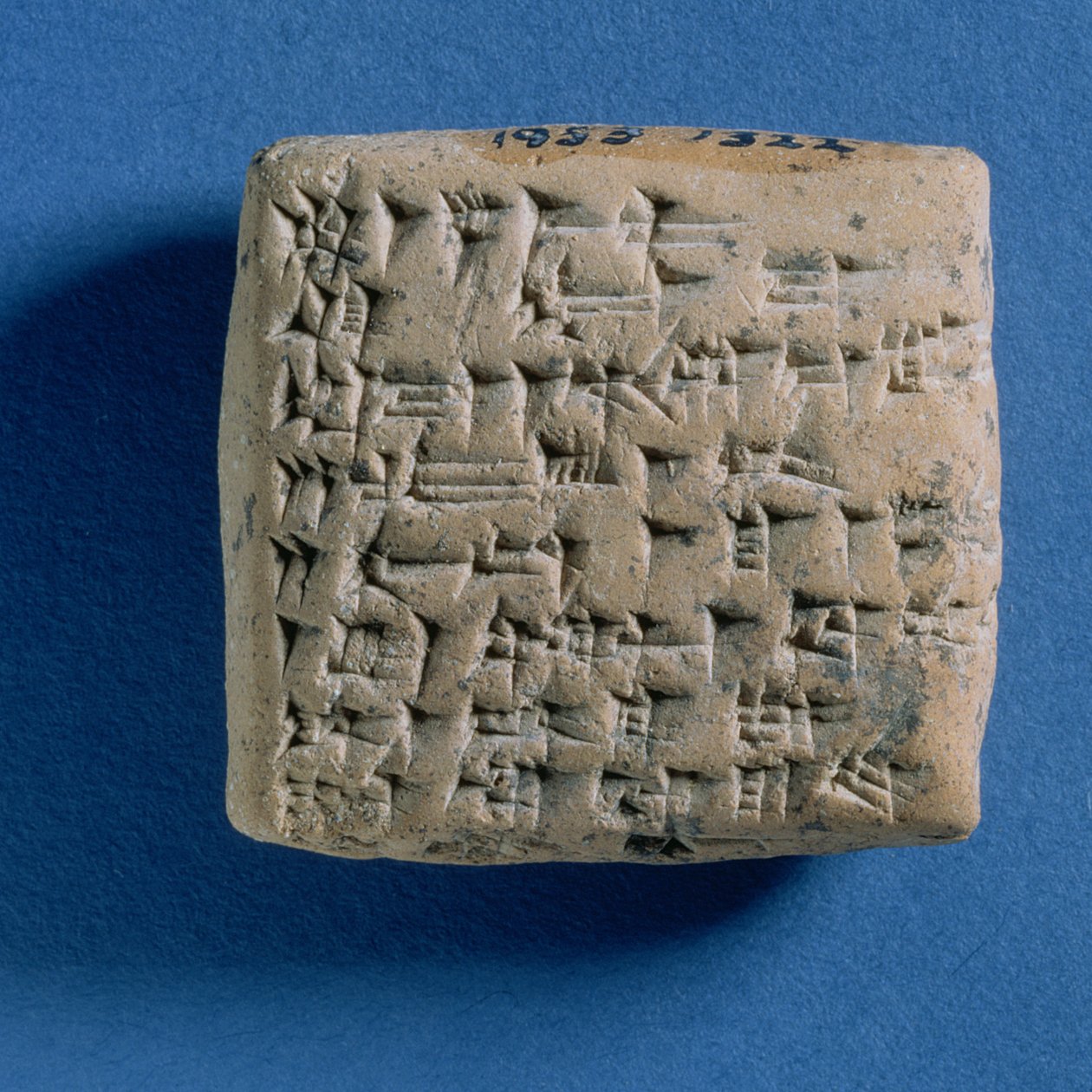Tavla graverad med ett brev från Tirirsama till kung Niqmepa, från Atshana, 1300-talet f.Kr. (bakad lera) av Turkish School