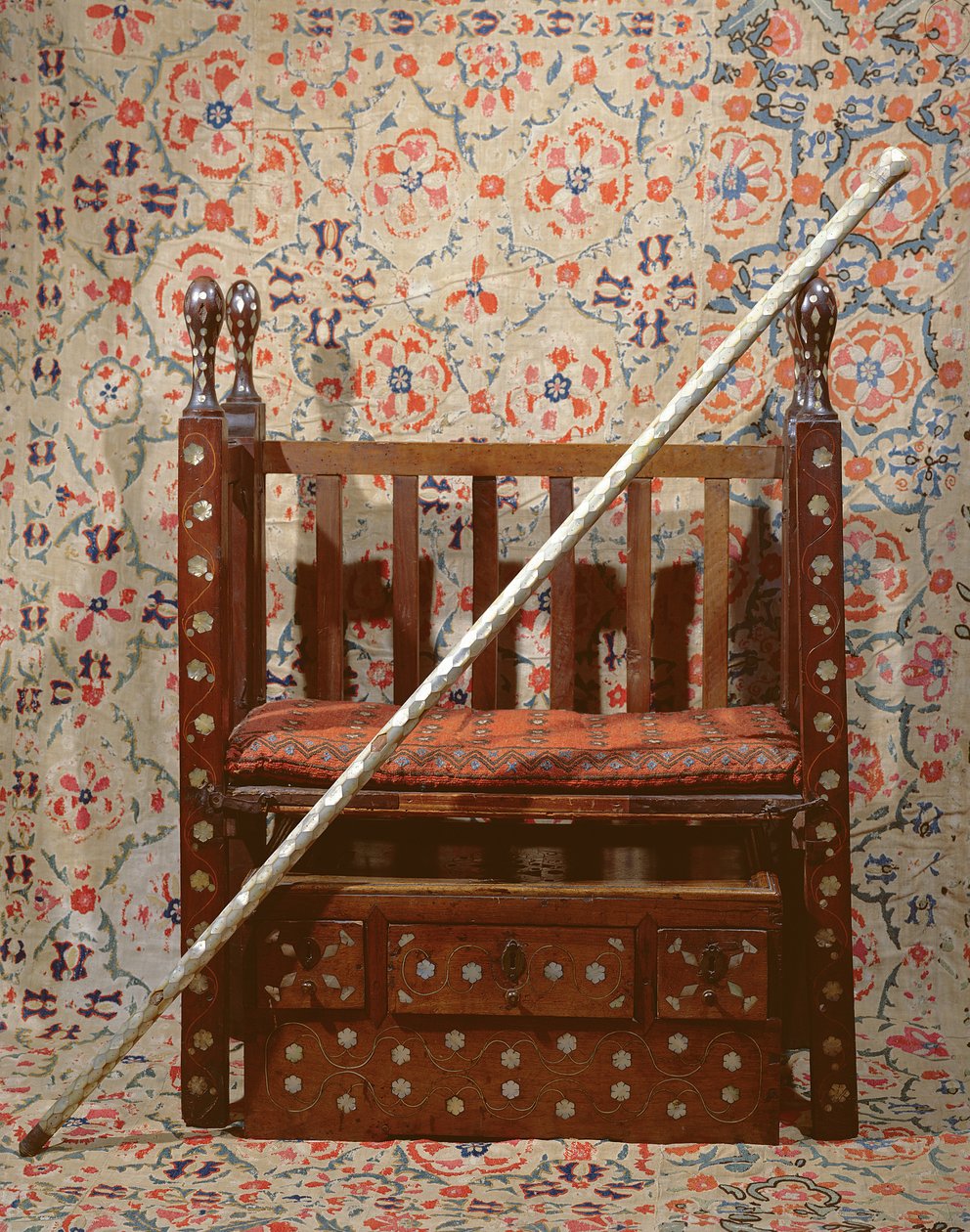 Kapidgi Bachi-staven och tronen (trä, textil och pärlemor) av Turkish School