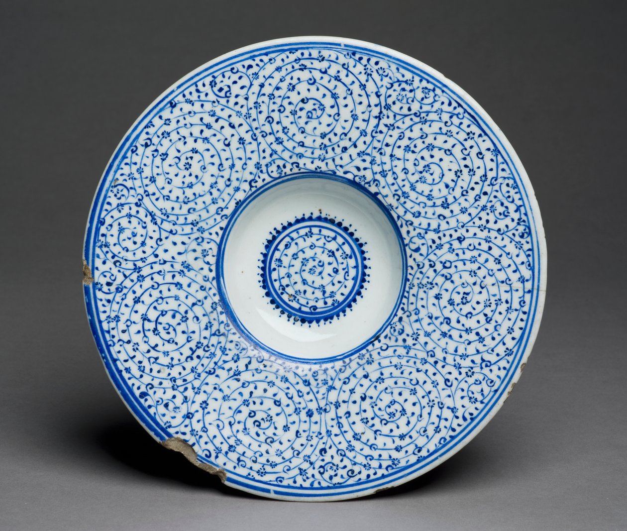 Tondino Dish, Iznik Golden Horn ware, turkiska, c.1535-45 (stenpasta med blått under glasyr) 88;se även 117758; av Turkish School