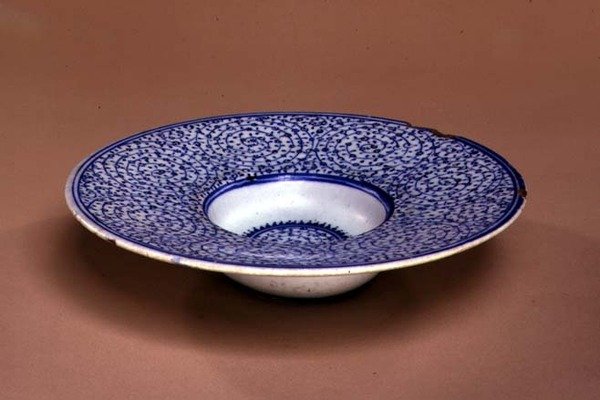 Tondino-fat, Iznik Golden Horn ware, turkiskt, ca 1535-45 (stenpasta med blå under glasyr) av Turkish School