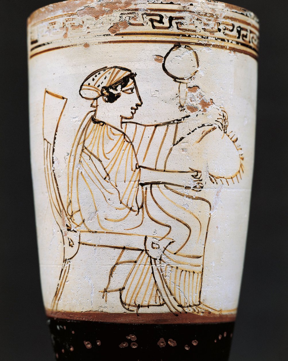 Lekythos, oljeflaska tillskriven Tymbos målare föreställande kvinna som väver krona, 500-talet f.Kr. av Tymbos Painter (attr. to)