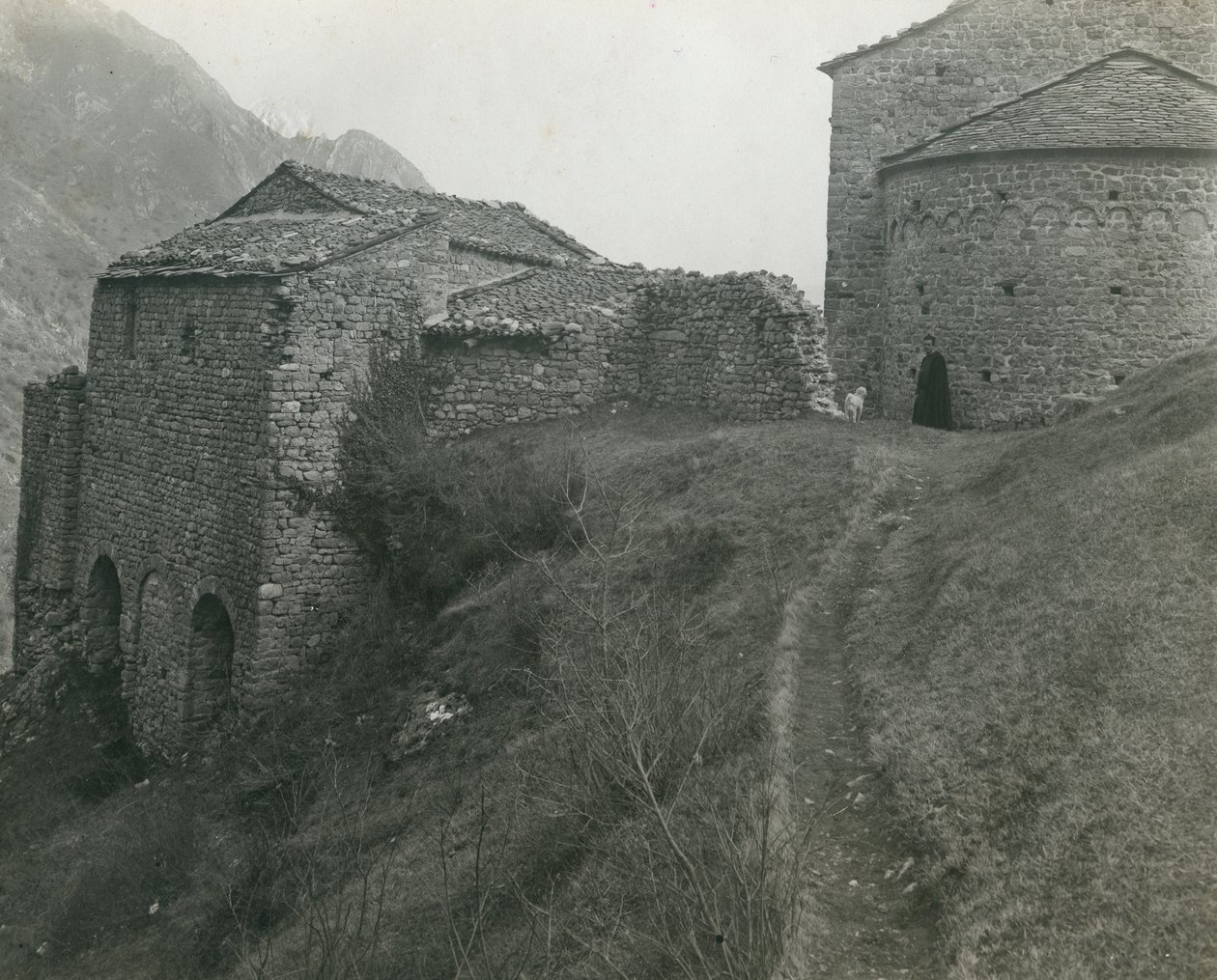Klostret San Pietro al Monte, Civate, Lombardiet, Italien, fotografi av Ugo Monneret de Villard, cirka 1910 av Ugo Monneret de Villard