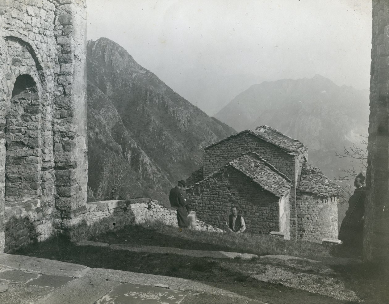 Klostret San Pietro al Monte, Civate, Lombardiet, Italien, fotografi av Ugo Monneret de Villard, cirka 1910 av Ugo Monneret de Villard