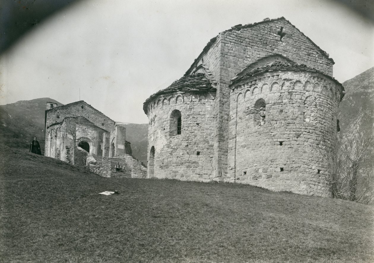 Apsis i klostret San Pietro al Monte, Civate, Lombardiet, Italien, fotografi av Ugo Monneret de Villard, cirka 1910 av Ugo Monneret de Villard