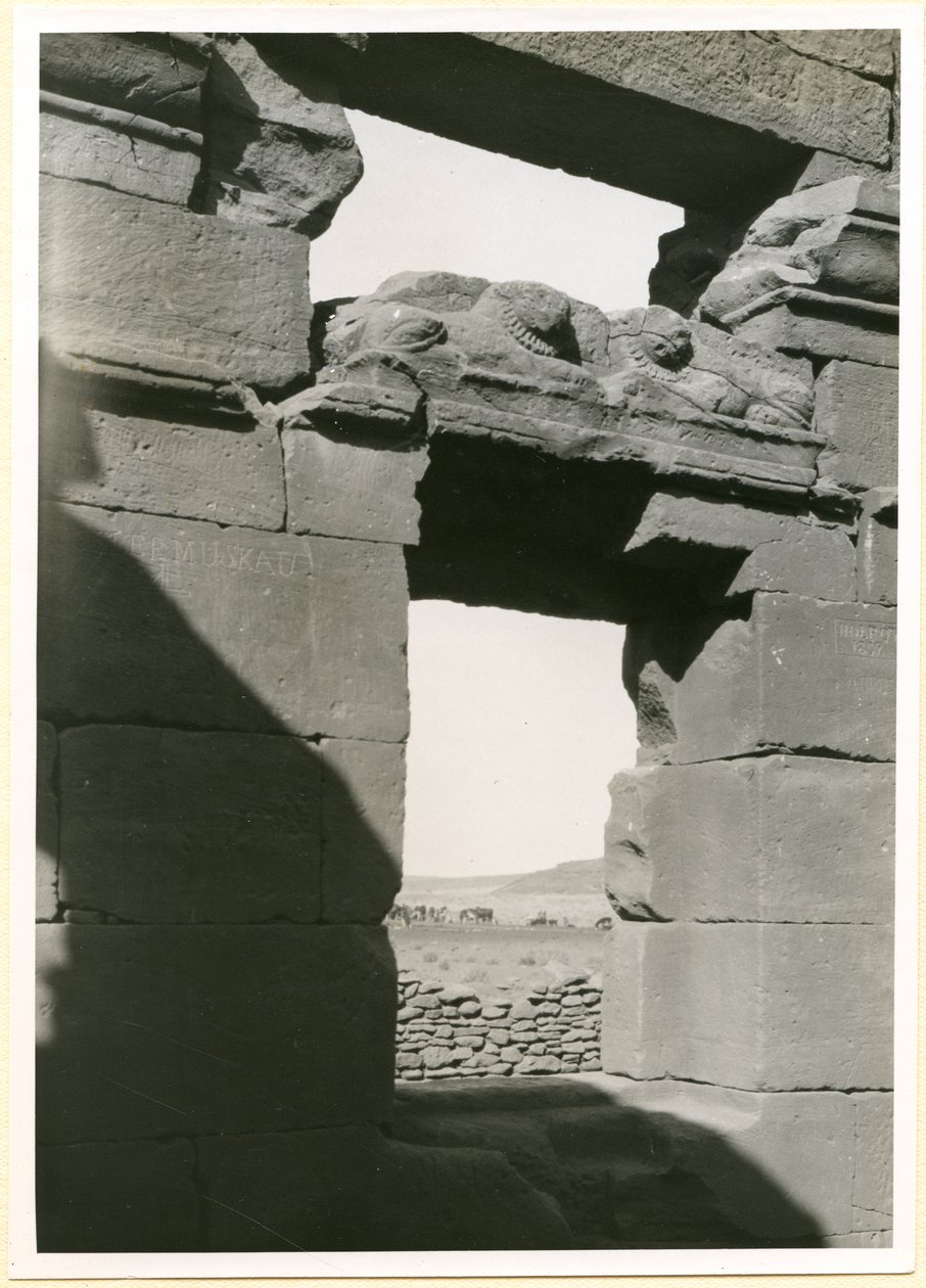 Arkitrav i tempel, Naqa, Sudan, fotografi av Ugo Monneret de Villard av Ugo Monneret de Villard