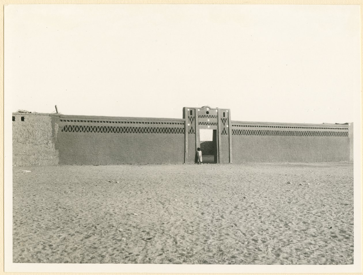 Tegelvägg, Allaqi, Egypten, fotografi av Ugo Monneret de Villard, cirka 1925 av Ugo Monneret de Villard