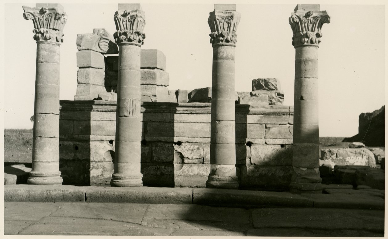 Kolonnad till romerskt nymfaeum, Dendera, Egypten, fotografi av Ugo Monneret de Villard av Ugo Monneret de Villard