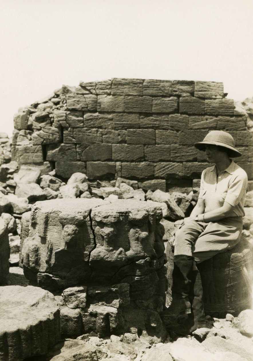 Kolonnbas dekorerad med gudomliga figurer, Stora inneslutningen, Musawwarat es Sufra, Sudan, fotografi av Ugo Monneret de Villard av Ugo Monneret de Villard