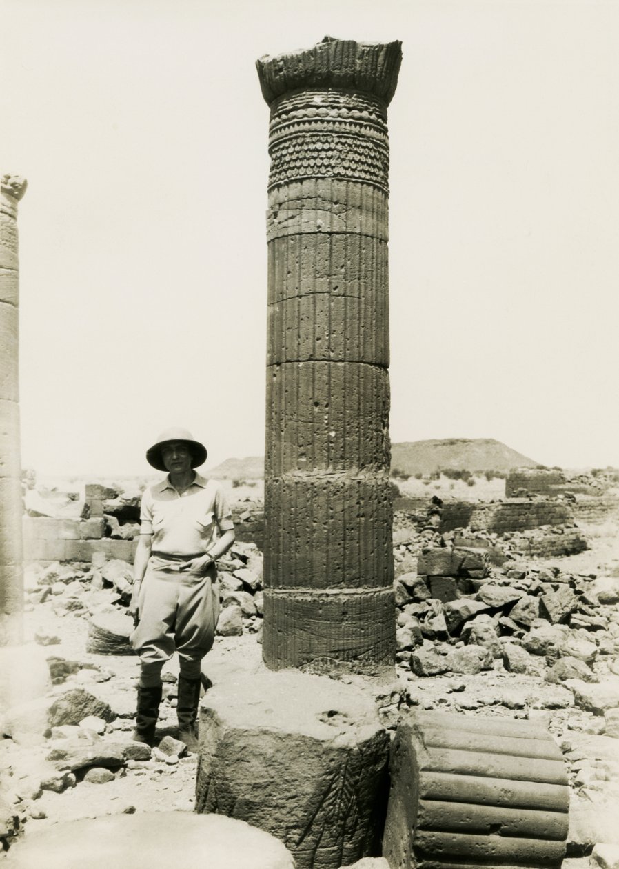 Kolonn med dekorativa reliefer, tempelruiner i den stora inhägnaden, Musawwarat es Sufra, Sudan, fotografi av Ugo Monneret de Villard av Ugo Monneret de Villard