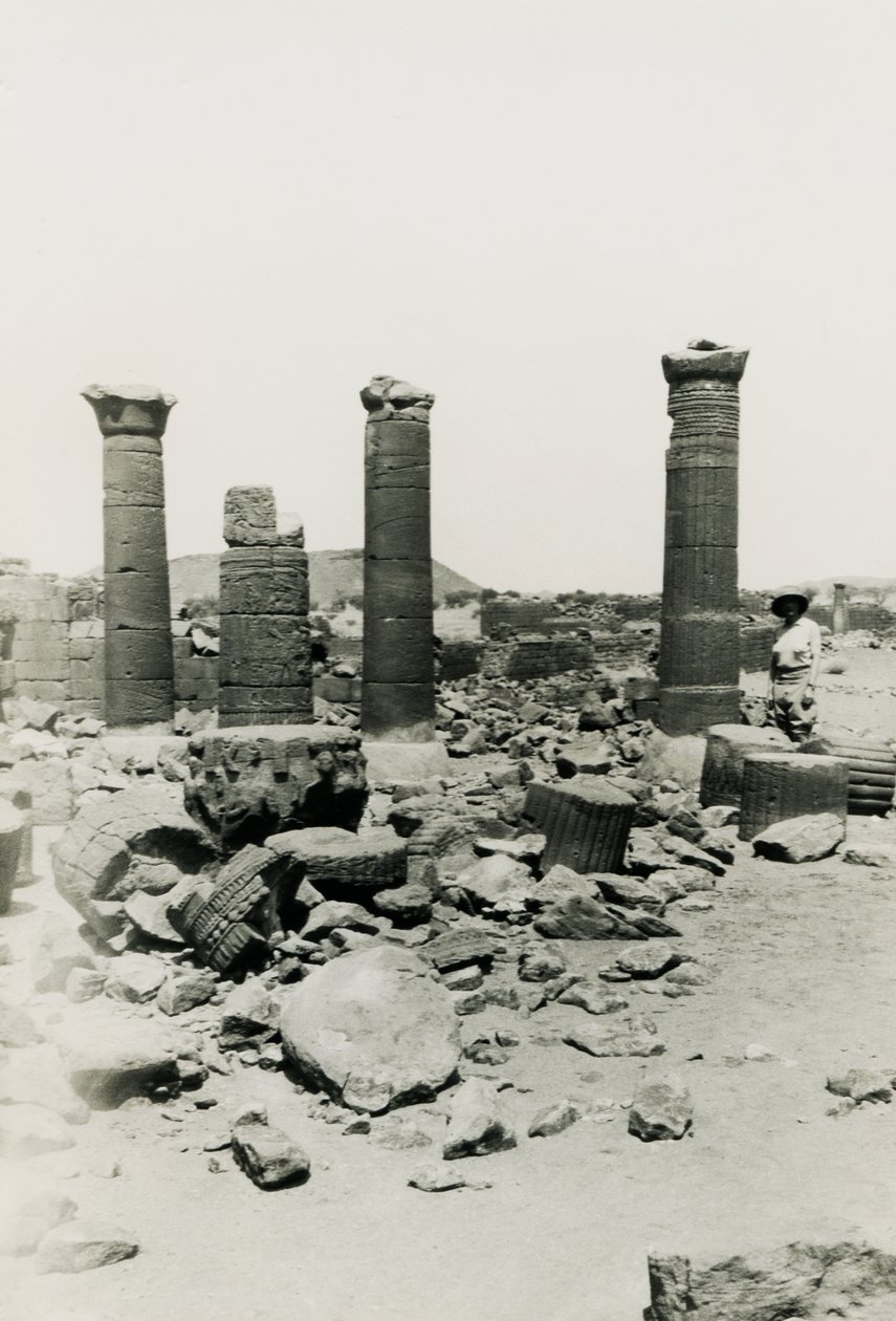 Kolonner och ruiner av ett tempel i den stora inhägnaden, Musawwarat es Sufra, Sudan, fotografi av Ugo Monneret de Villard av Ugo Monneret de Villard