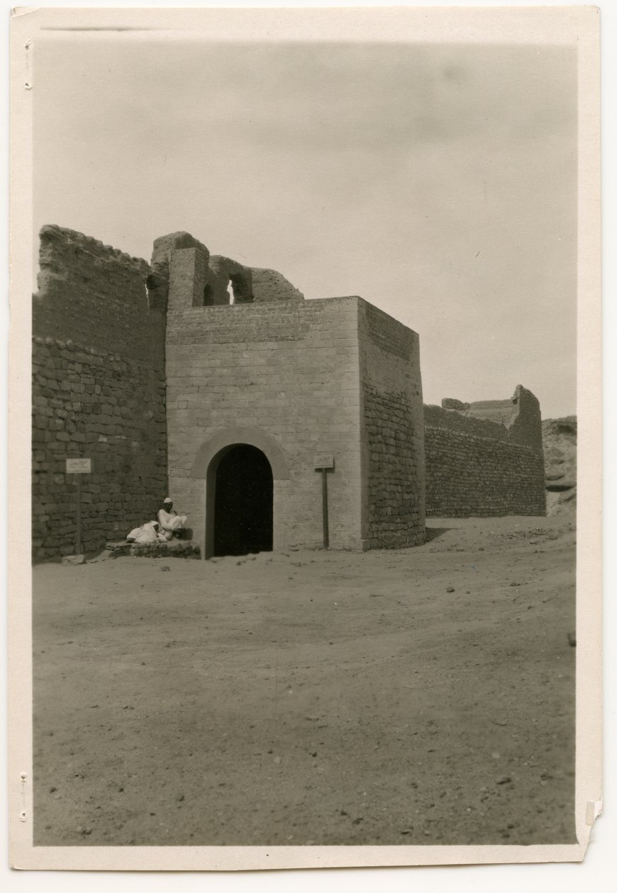 Östra porten och tornet i S:t Simeons kloster, Aswan, Egypten, fotografi av Ugo Monneret de Villard av Ugo Monneret de Villard