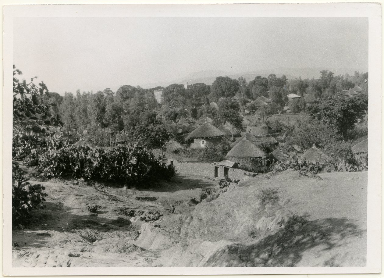 Etiopisk by med runda hus med halmtak, Axum, Etiopien, fotografi av Ugo Monneret de Villard av Ugo Monneret de Villard