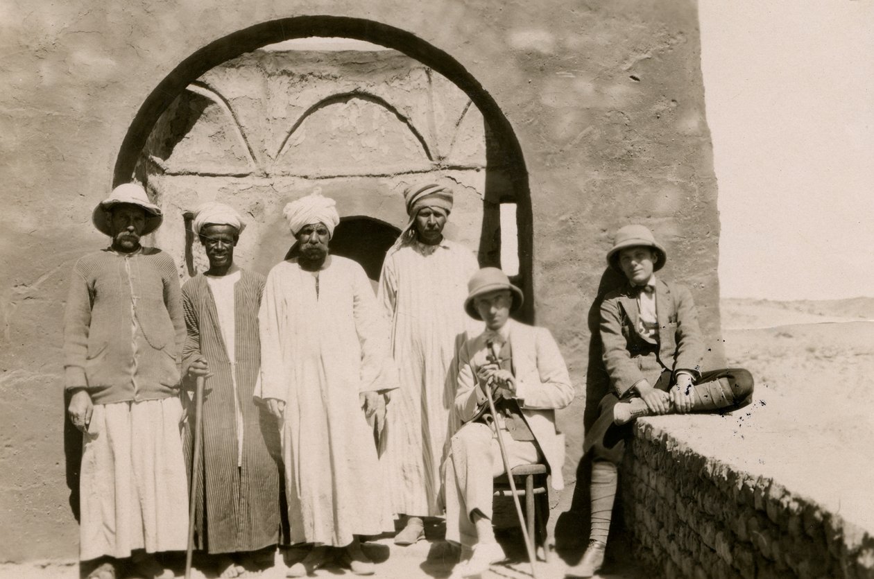 Fyra arbetare, arkitekten Ferdinando Reggiori och arkeologen Ugo Monneret de Villard i S:t Simeons kloster i Aswan, Egypten, foto av Ugo Monneret de Villard av Ugo Monneret de Villard