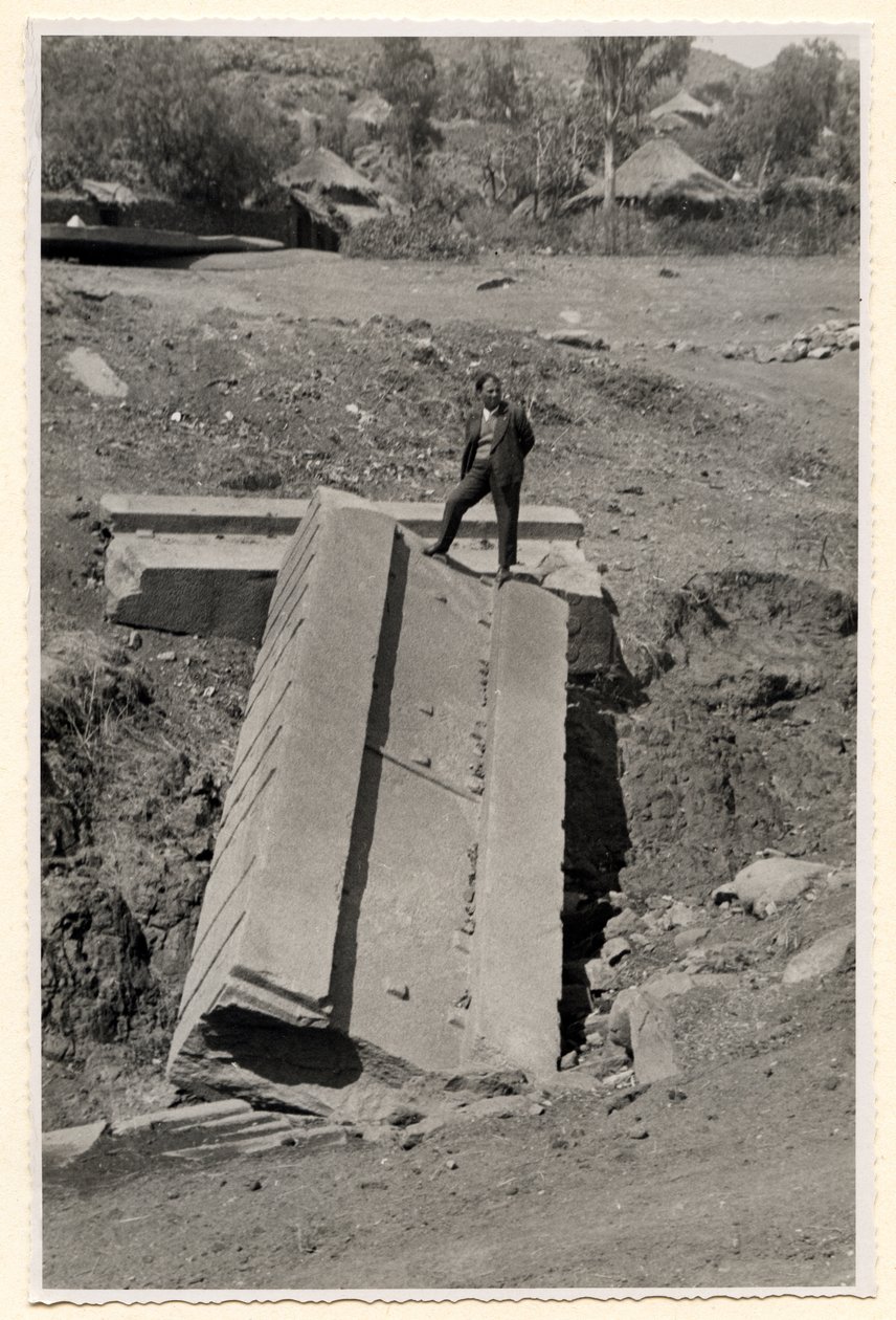 Fragment av stele, Axum, Etiopien, fotografi av Ugo Monneret de Villard av Ugo Monneret de Villard