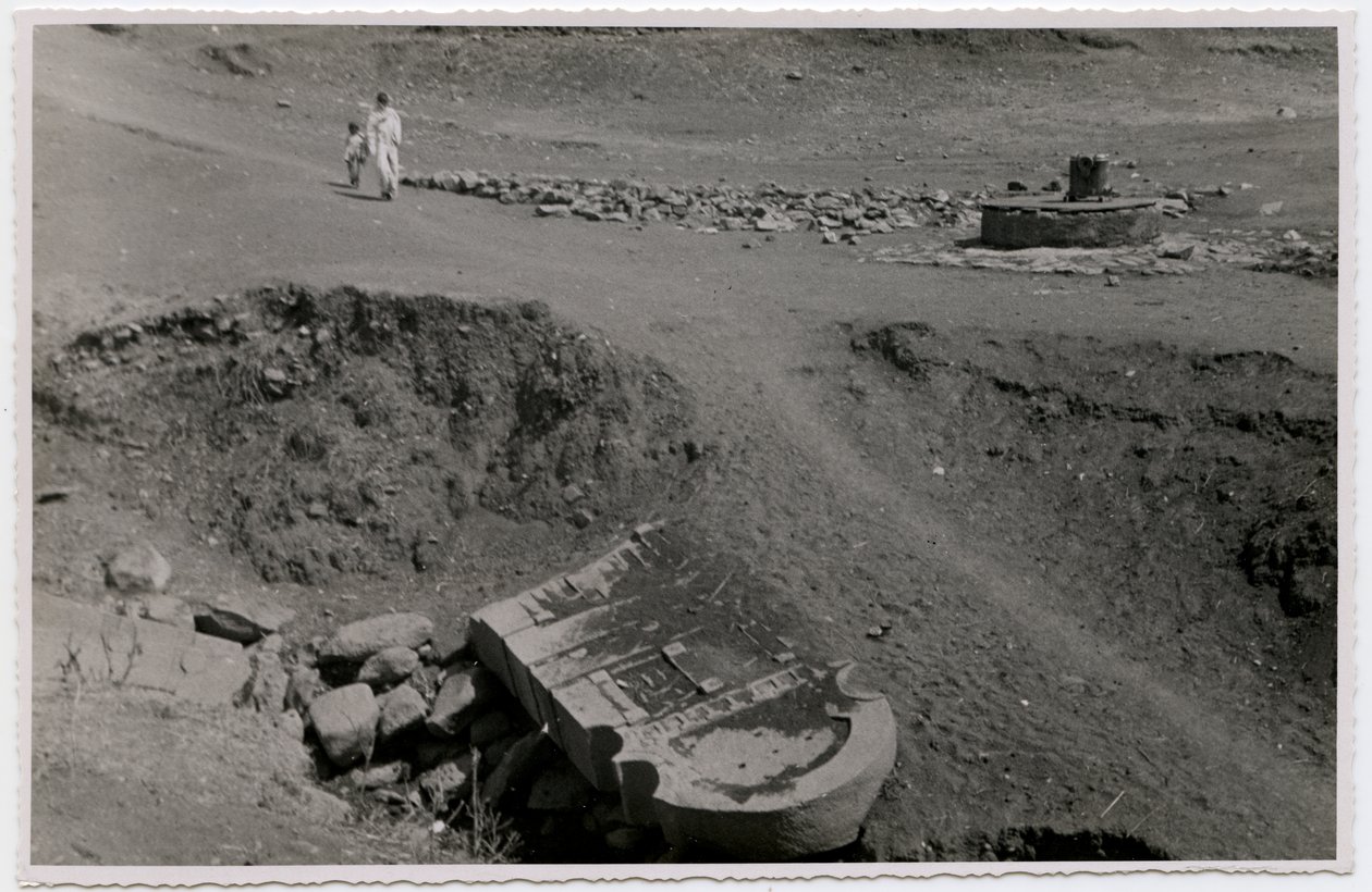 Fragment av stele, Axum, Etiopien, fotografi av Ugo Monneret de Villard av Ugo Monneret de Villard