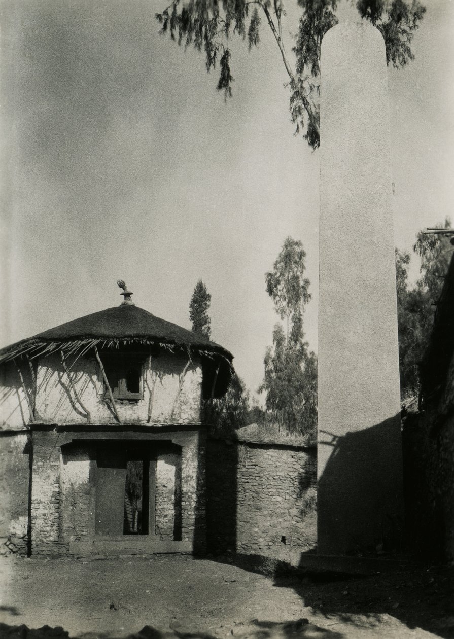 Hus bredvid stele, Axum, Etiopien, fotografi av Ugo Monneret de Villard av Ugo Monneret de Villard
