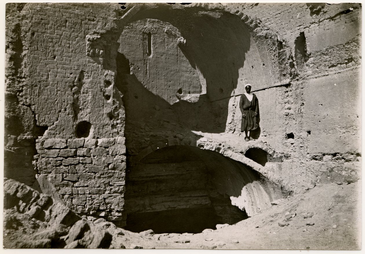 Stort torn (qasr) i kloster, Aswan, Egypten, fotografi av Ugo Monneret de Villard av Ugo Monneret de Villard