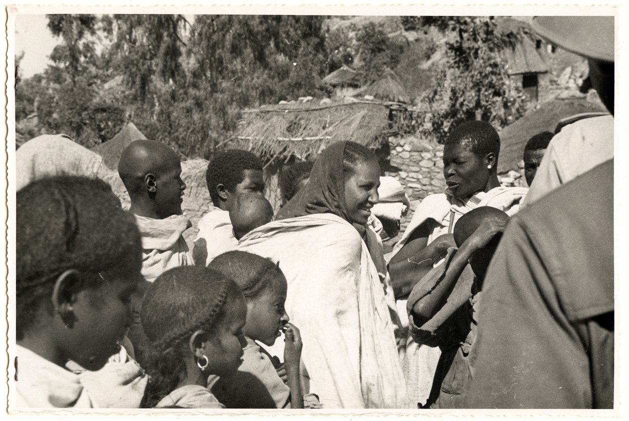 Män, kvinnor och barn i Axum, Etiopien, foto av Ugo Monneret de Villard av Ugo Monneret de Villard