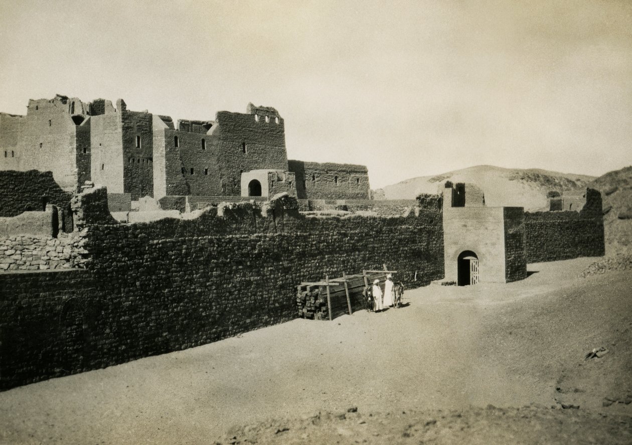 S:t Simeons kloster, sett från utsidan med östra muren, Aswan, Egypten, fotografi av Ugo Monneret de Villard av Ugo Monneret de Villard
