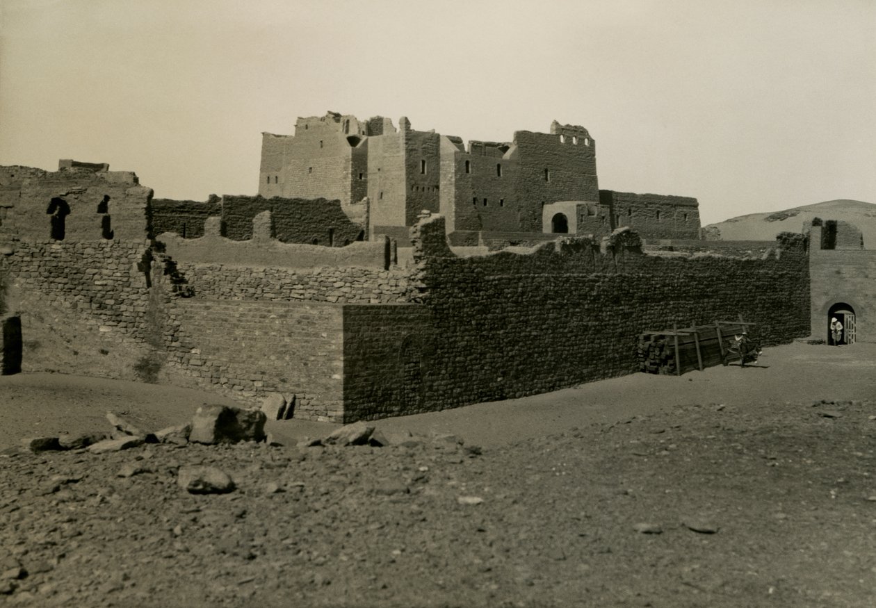 S:t Simeons kloster, sett från sydost, Aswan, Egypten, fotografi av Ugo Monneret de Villard av Ugo Monneret de Villard