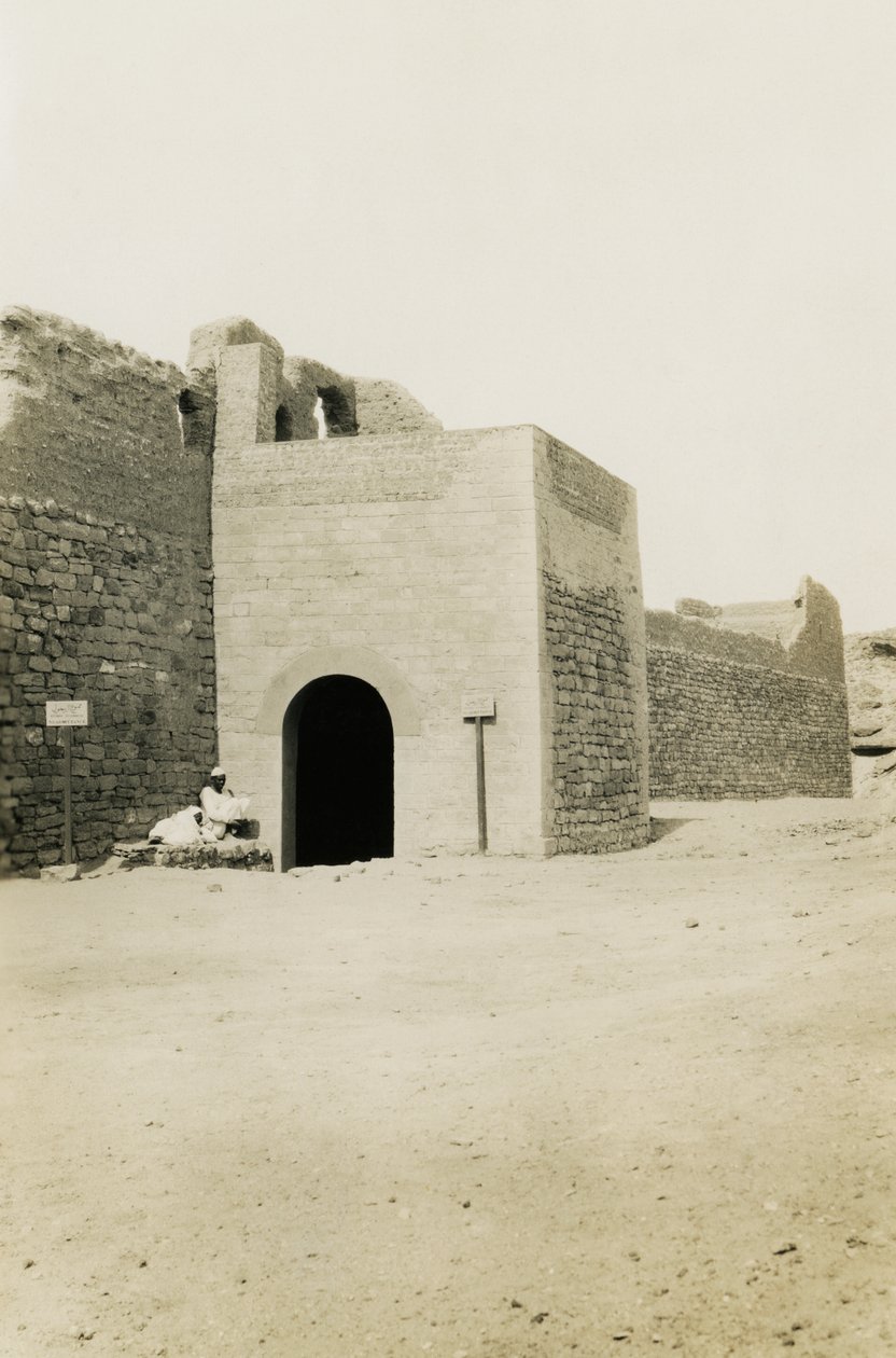 Simeonklostret, vy över porten och det orientaliska tornet, Aswan, Egypten, fotografi av Ugo Monneret de Villard av Ugo Monneret de Villard