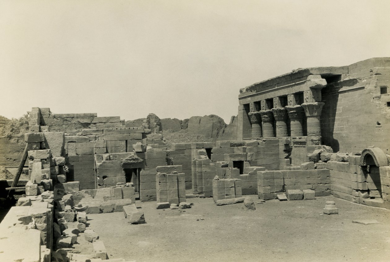 Ruinerna av en koptisk kyrka nära Hathor-templet, Dendera, Egypten, foto: Ugo Monneret de Villard av Ugo Monneret de Villard