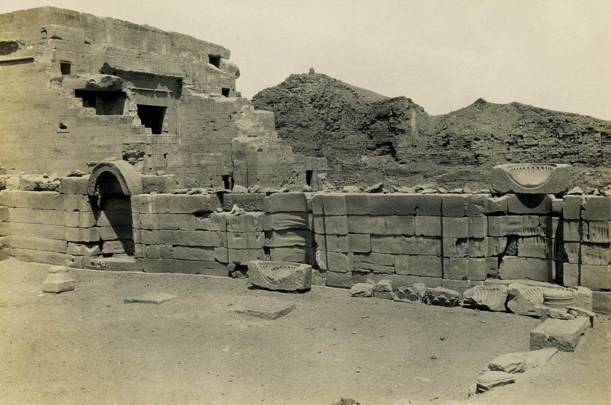 Ruinerna av den koptiska kyrkan nära Hathor-templet, Dendera, Egypten, foto av Ugo Monneret de Villard av Ugo Monneret de Villard