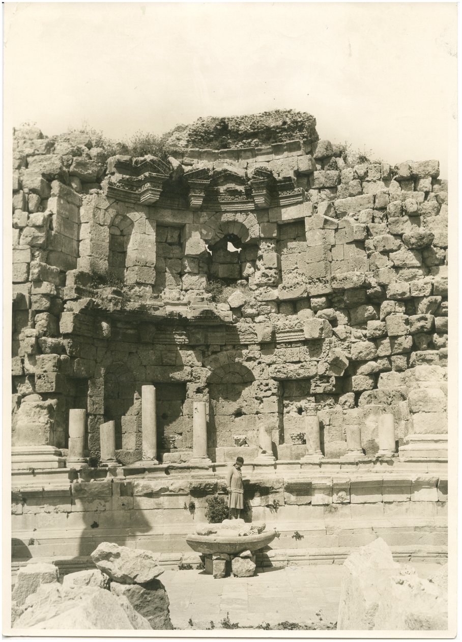 Nymphaeum, den grekisk-romerska staden Gerasa (idag Jerash), fotografi av Ugo Monneret de Villard, ca 1930 av Ugo Monneret de Villard