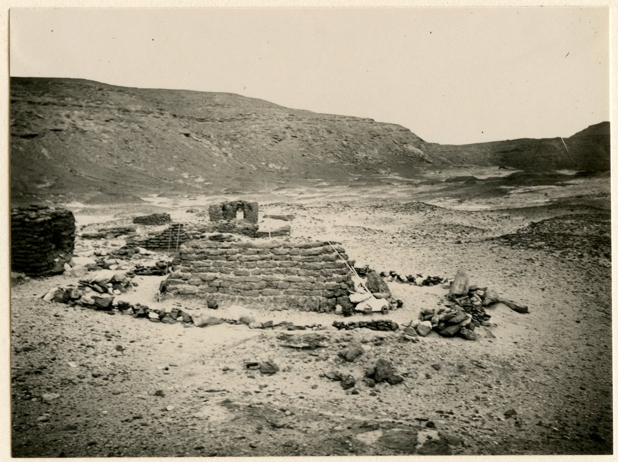 Grav i södra nekropolen, Qasr Ibrim, Egypten, fotografi av Ugo Monneret de Villard av Ugo Monneret de Villard