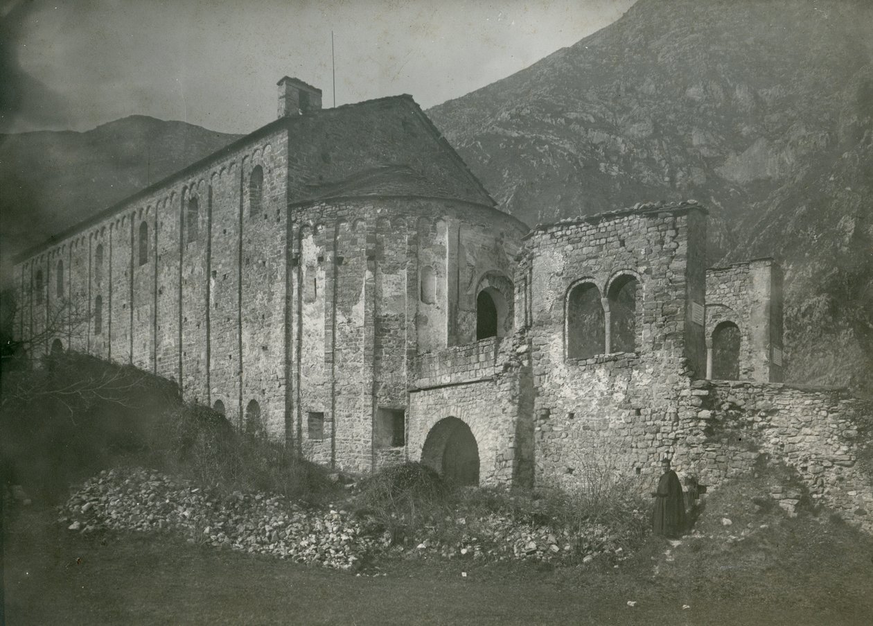 Vy över klostret San Pietro al Monte, Civate, Lombardiet, Italien, fotografi av Ugo Monneret de Villard, cirka 1910 av Ugo Monneret de Villard