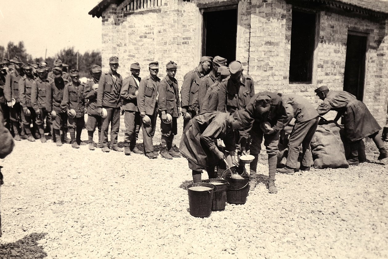 Österrikiska fångar i Bagnaria Arsa, Udine, Italien, 1916-04-02 (s/v foto) av Ugo Ojetti