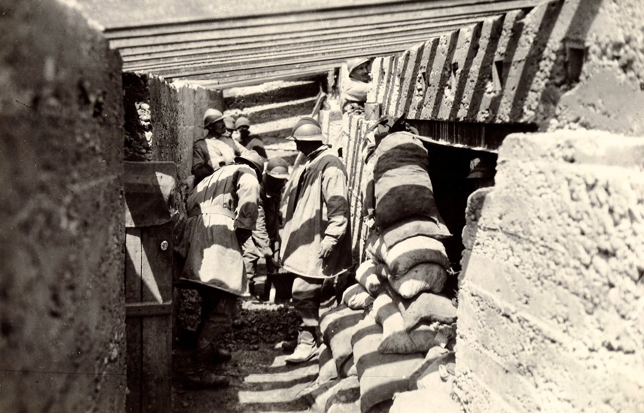 Nya italienska skyttegravar, efter framryckningen till österrikiskt territorium i utkanten av Selz, under första världskriget, 1916-07-04 (s/v foto) av Ugo Ojetti