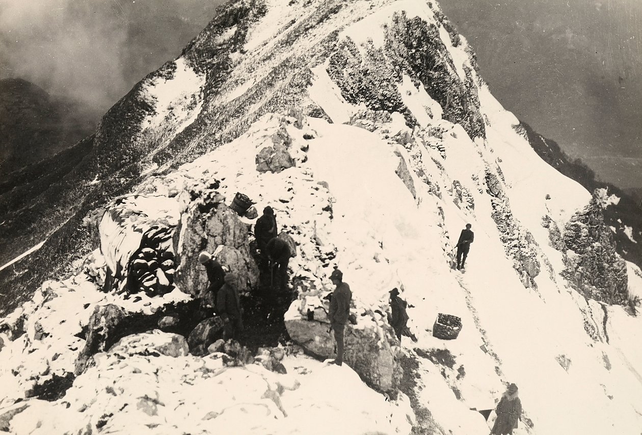 Operationer för kapsling av maskingevär på Monte Nero under första världskriget (s/v foto) av Ugo Ojetti